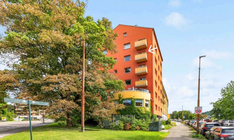 Fasade og pil som markerer leiligheten.